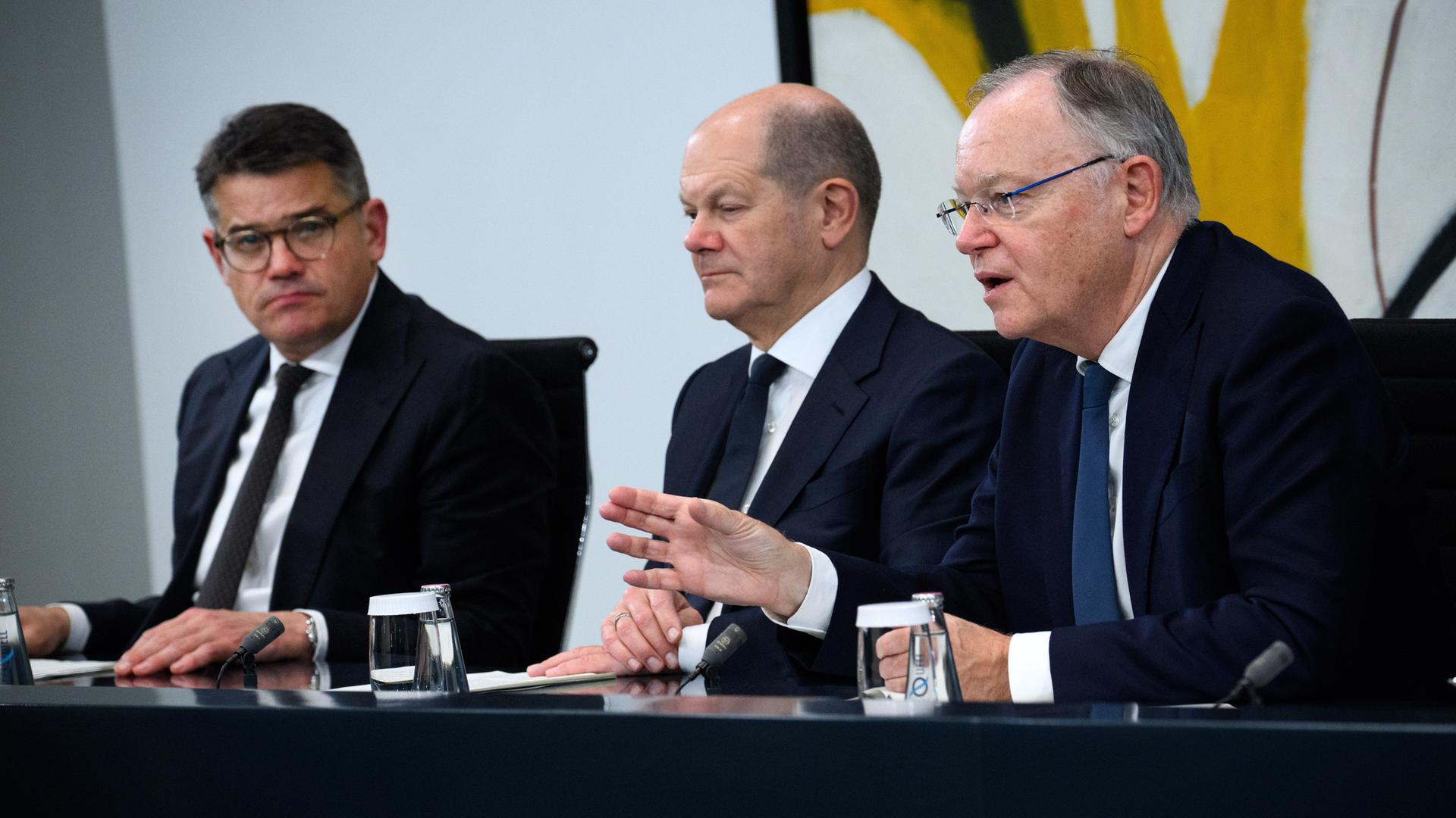 Bundeskanzler Olaf Scholz (M, SPD) äußert sich zusammen mit Boris Rhein (l, CDU), Ministerpräsident von Hessen, und Stephan Weil (SPD), Ministerpräsident von Niedersachsen, bei einer Pressekonferenz nach dem Bund-Länder-Gipfel im Bundeskanzleramt. Die Hauptthemen des Treffens der Bundesregierung mit der Ministerpräsidentenkonferenz (MPK) waren die stärkere Steuerung der Migration, die Finanzierung der Betreuung von Flüchtlingen, der Pakt für Planungsbeschleunigung und die Zukunft des Deutschlandtickets.
