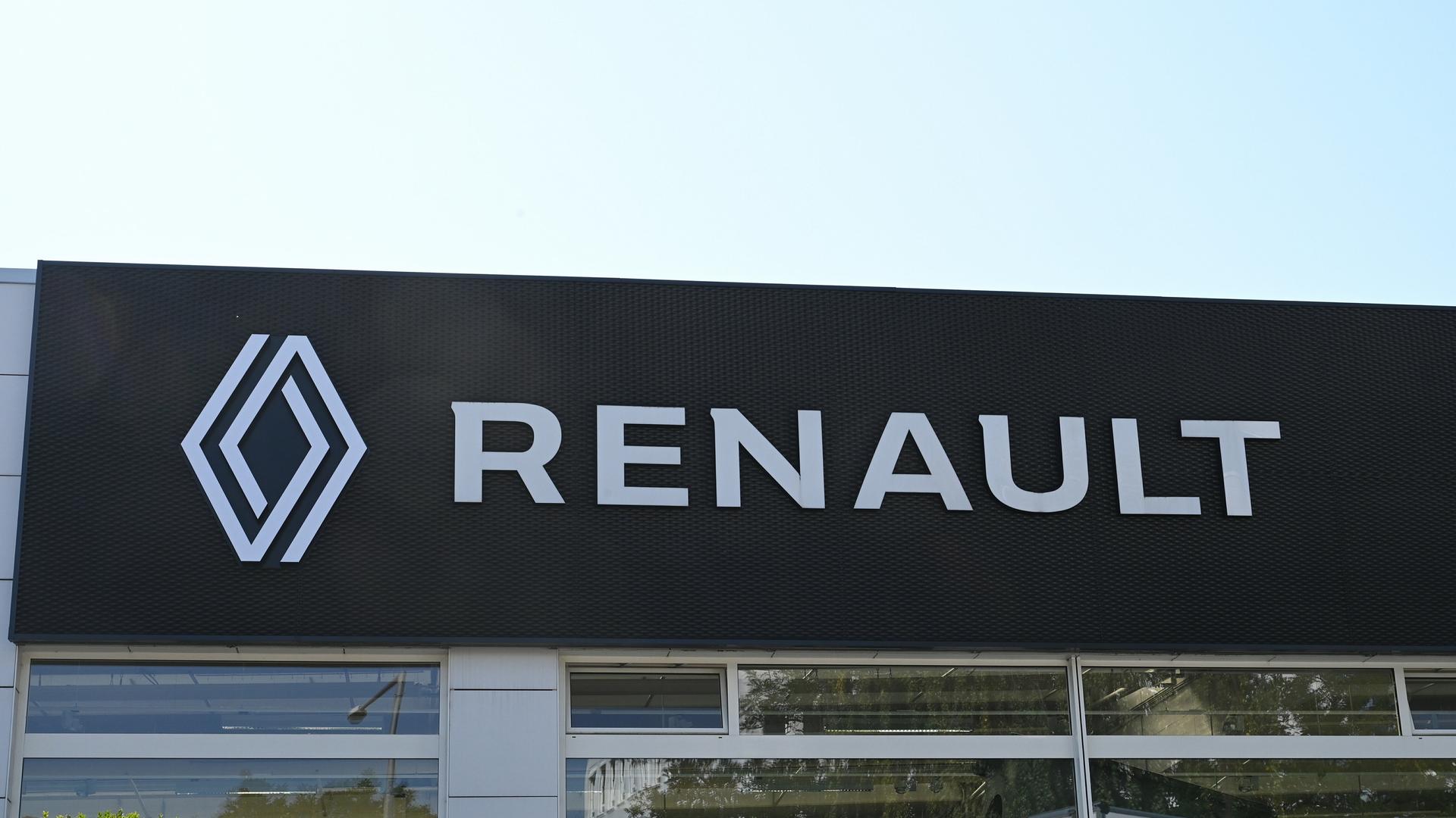 Logo des französischen Automobilherstellers RENAULT. Das renovierte Markenlogo ist ein Rhombus im Flat-Design. Logo des französischen Automobilherstellers RENAULT. Das renovierte Markenlogo ist ein Rhombus im Flat-Design.