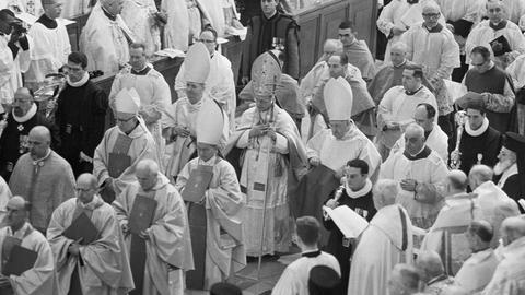 Papst Paul VI. umringt von Kardinälen beim zweiten Vatikanischen Konzil 1965.