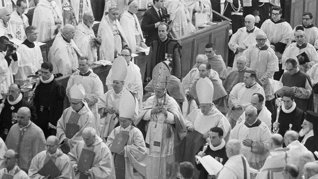 Papst Paul VI. umringt von Kardinälen beim zweiten Vatikanischen Konzil 1965.