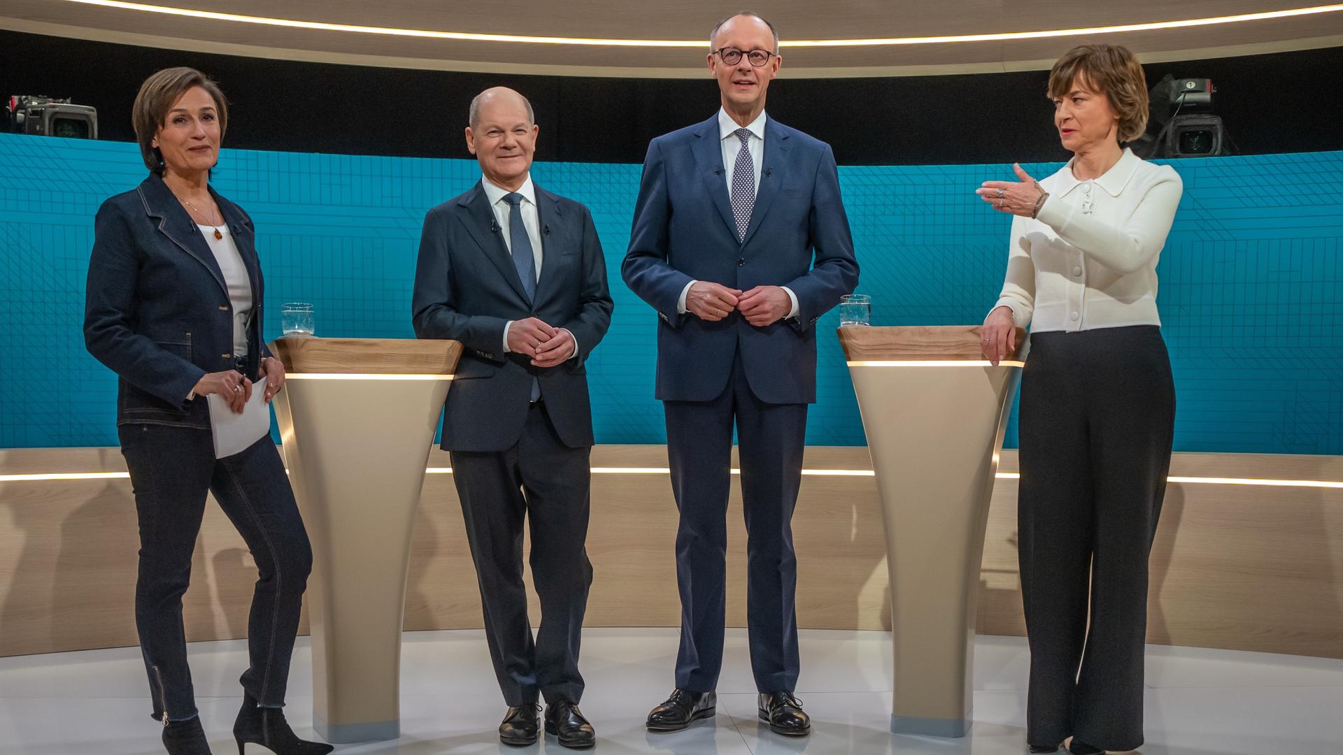 ARD-Moderatorin Sandra Maischberger (l-r), Bundeskanzler Olaf Scholz (SPD), Kanzlerkandidat Friedrich Merz (CDU) und die ZDF-Moderatorin Maybrit Illner stehen vor dem TV-Duell in einem Studio. 