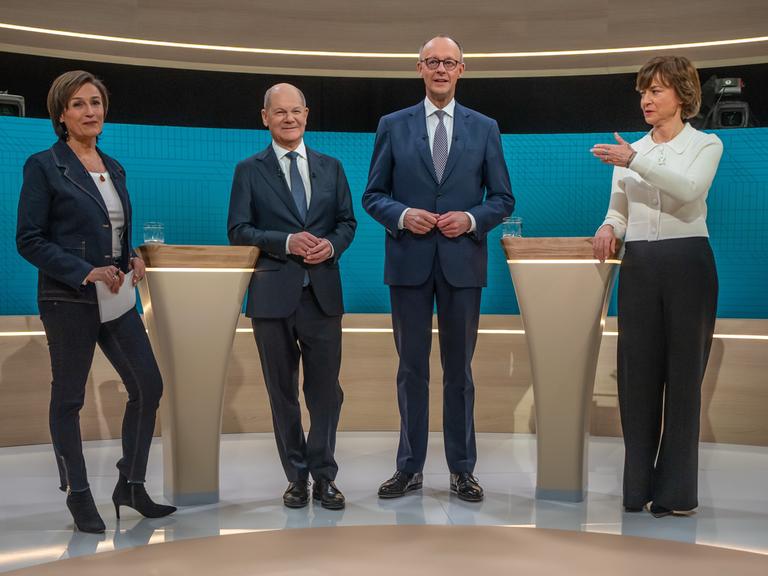 ARD-Moderatorin Sandra Maischberger (l-r), Bundeskanzler Olaf Scholz (SPD), Kanzlerkandidat Friedrich Merz (CDU) und die ZDF-Moderatorin Maybrit Illner stehen vor dem TV-Duell in einem Studio. 