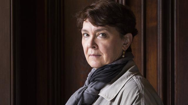 Porträt der serbischen Schriftstellering Jelena Volic. Sie schaut recht ernst und blickt von der Seite in die Kamera.