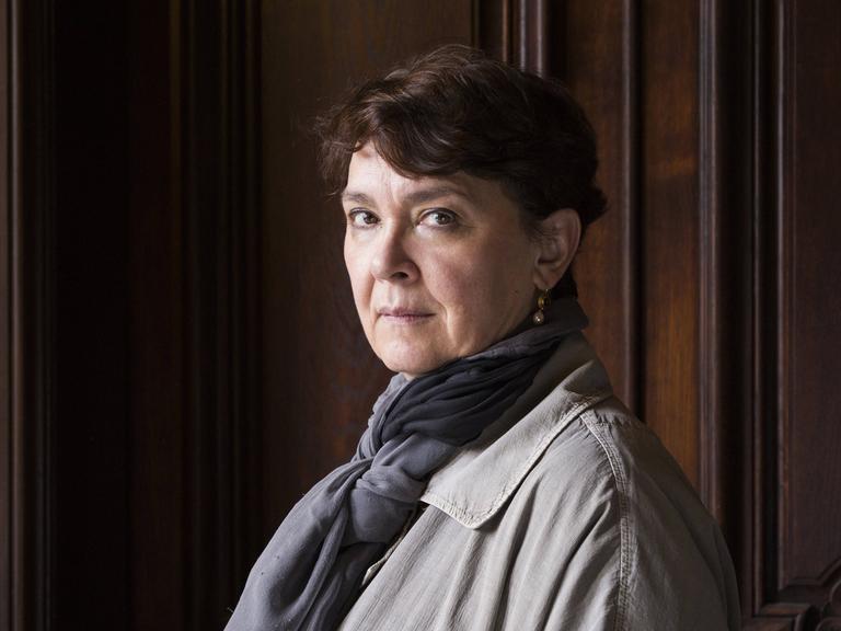 Porträt der serbischen Schriftstellering Jelena Volic. Sie schaut recht ernst und blickt von der Seite in die Kamera.
