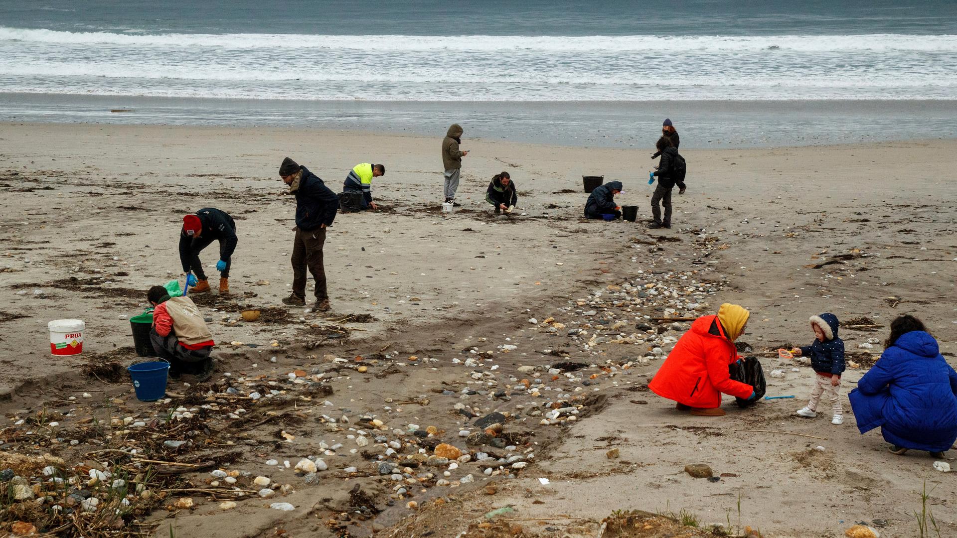 Nigran: Freiwillige sammeln Plastikkügelchen an einem Strand.