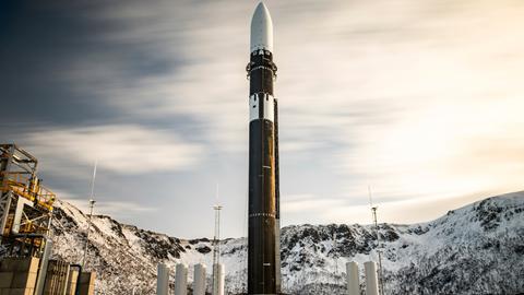 Die Rakete "Spectrum" steht auf einer Start-Rampe auf der Insel Andøya in Norwegen. 