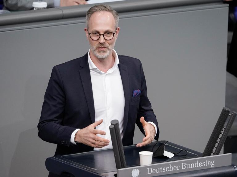 Sebastian Fiedler bei einer Rede im Deutschen Bundestag. Er trägt ein dunkles Jackett und gestikuliert mit den Händen. 