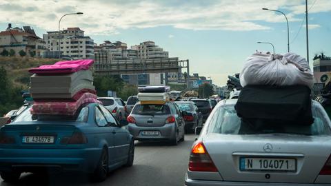 Nach Inkrafttreten der Waffenruhe zwischen Israel und der Hisbollah kehren Flüchtlinge in den Südlibanon zurück. Zu sehen sind Autos mit Matratzen auf Dachgepäckträgern. 