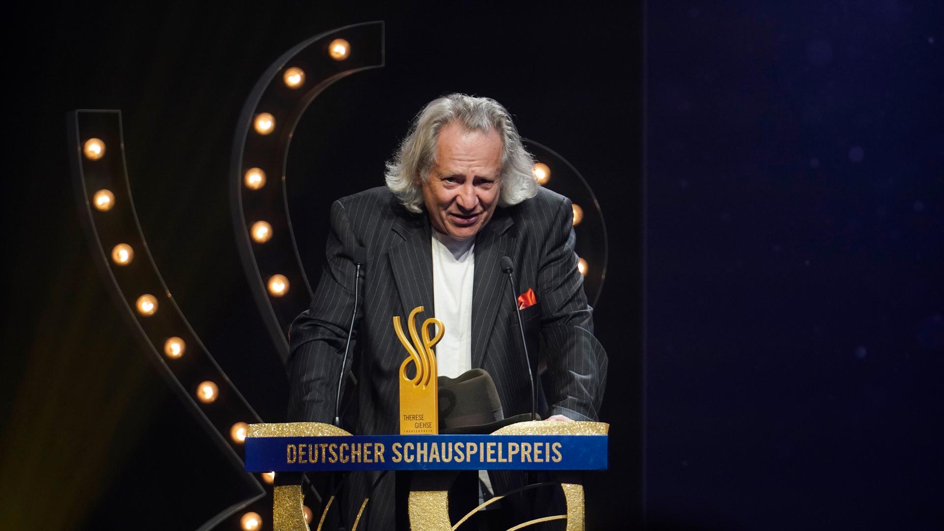 Klaus Pohl steht am Rednerpult bei der Verleihung des Deutschen Schauspielerpreises 2021