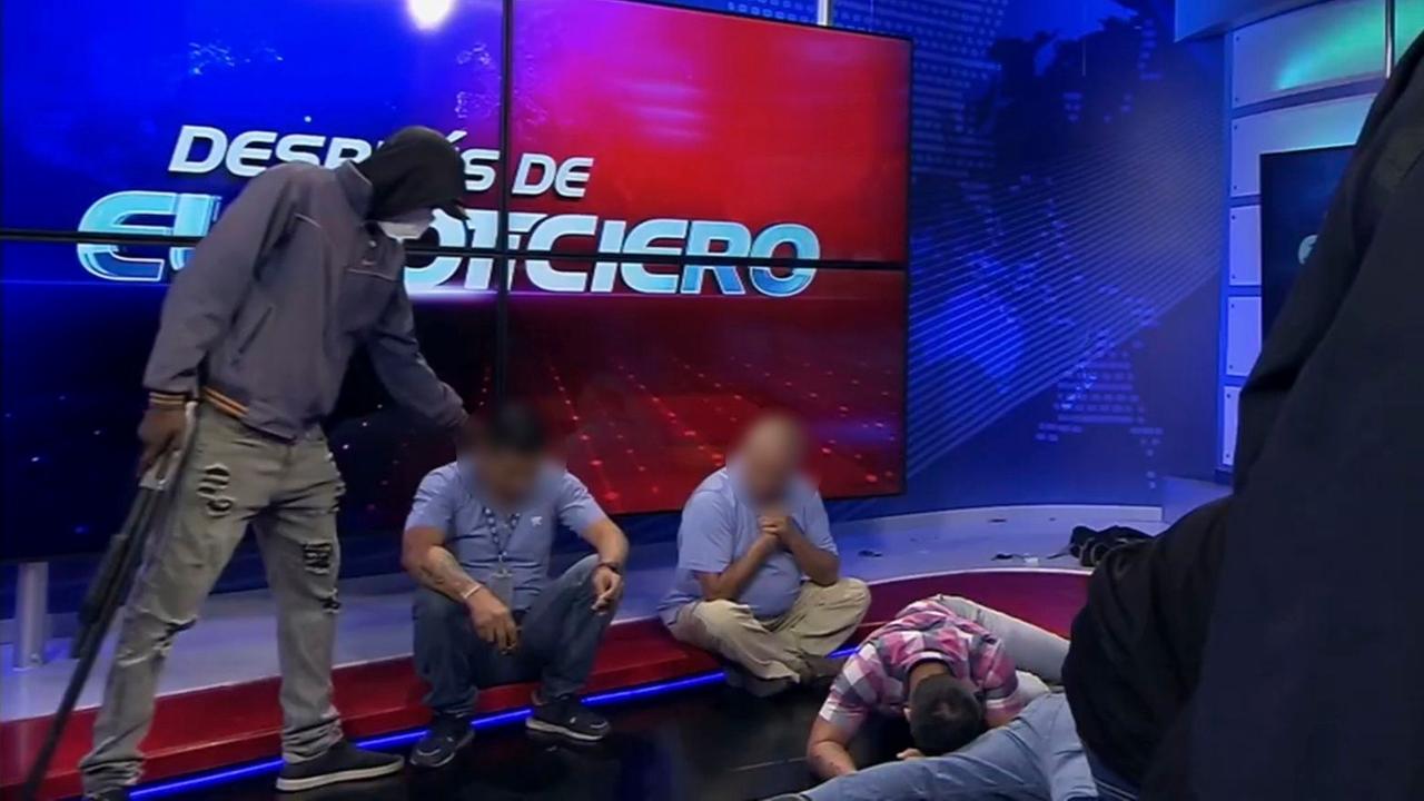 Ecuador, Guayaquil: Dieser Screenshot eines Live-Videos des Fernsehsenders TC Television zeigt eine maskierte, bewaffnete Person, die sich während einer Live-Sendung über Journalisten stellt. Ecuador, Guayaquil: Dieser Screenshot eines Live-Videos des Fernsehsenders TC Television zeigt eine maskierte, bewaffnete Person, die sich während einer Live-Sendung über Journalisten stellt.