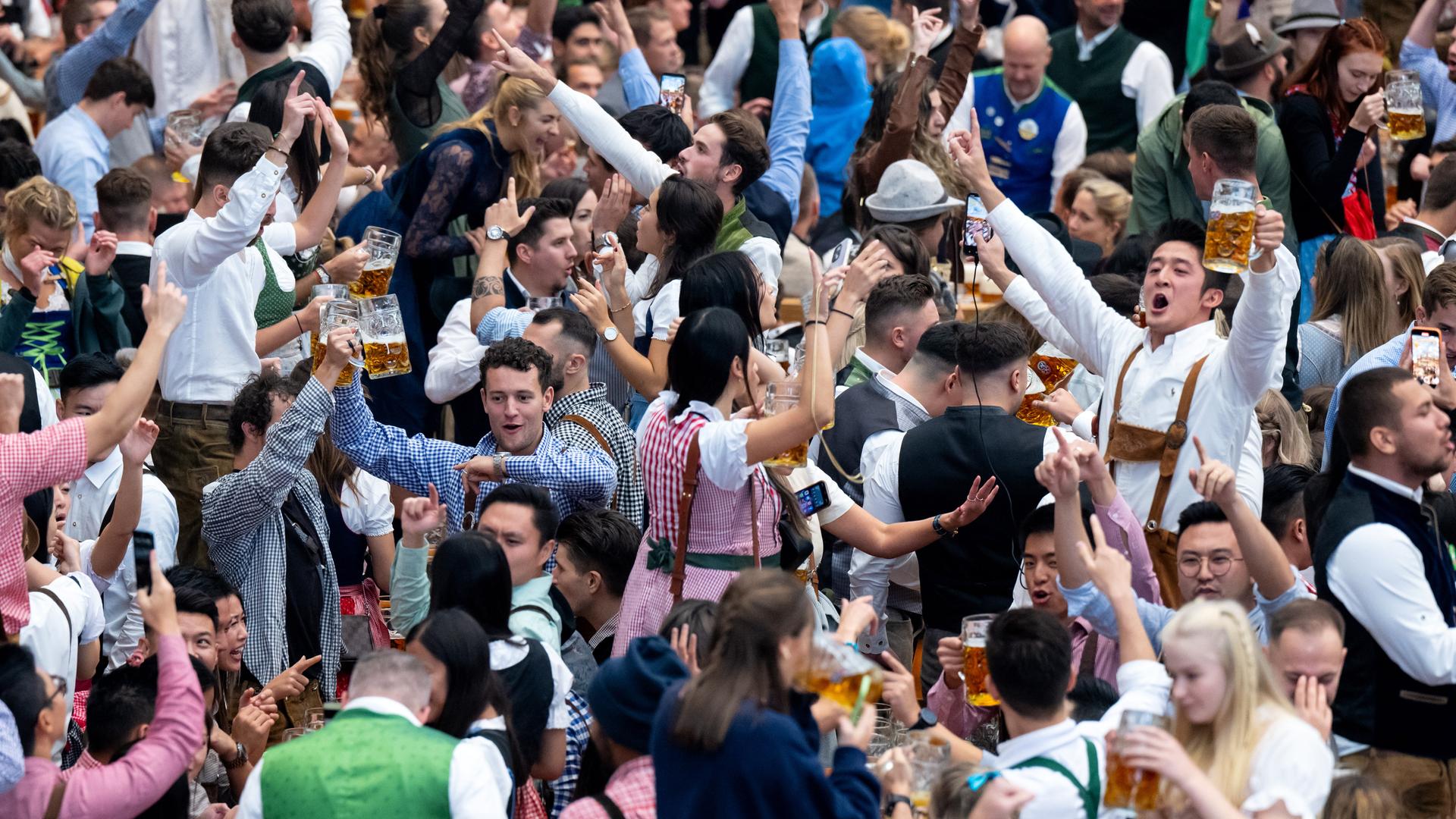 Start des 187. Münchner Oktoberfests auf der Theresienwiese, Hacker-Pschorr-Zelt: Zahlreiche Gäste feiern den Beginn der Wiesn. Start des 187. Münchner Oktoberfests auf der Theresienwiese, Hacker-Pschorr-Zelt: Zahlreiche Gäste feiern den Beginn der Wiesn.