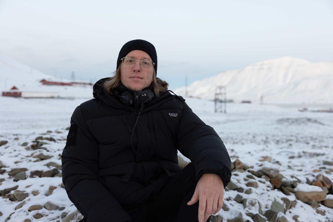 Der Klangkünstler James Welburn in Longyearbyen, einem ehemaligen Bergbauort auf der norwegischen Inselgruppe Spitzbergen Der Klangkünstler James Welburn in Longyearbyen, einem ehemaligen Bergbauort auf der norwegischen Inselgruppe Spitzbergen