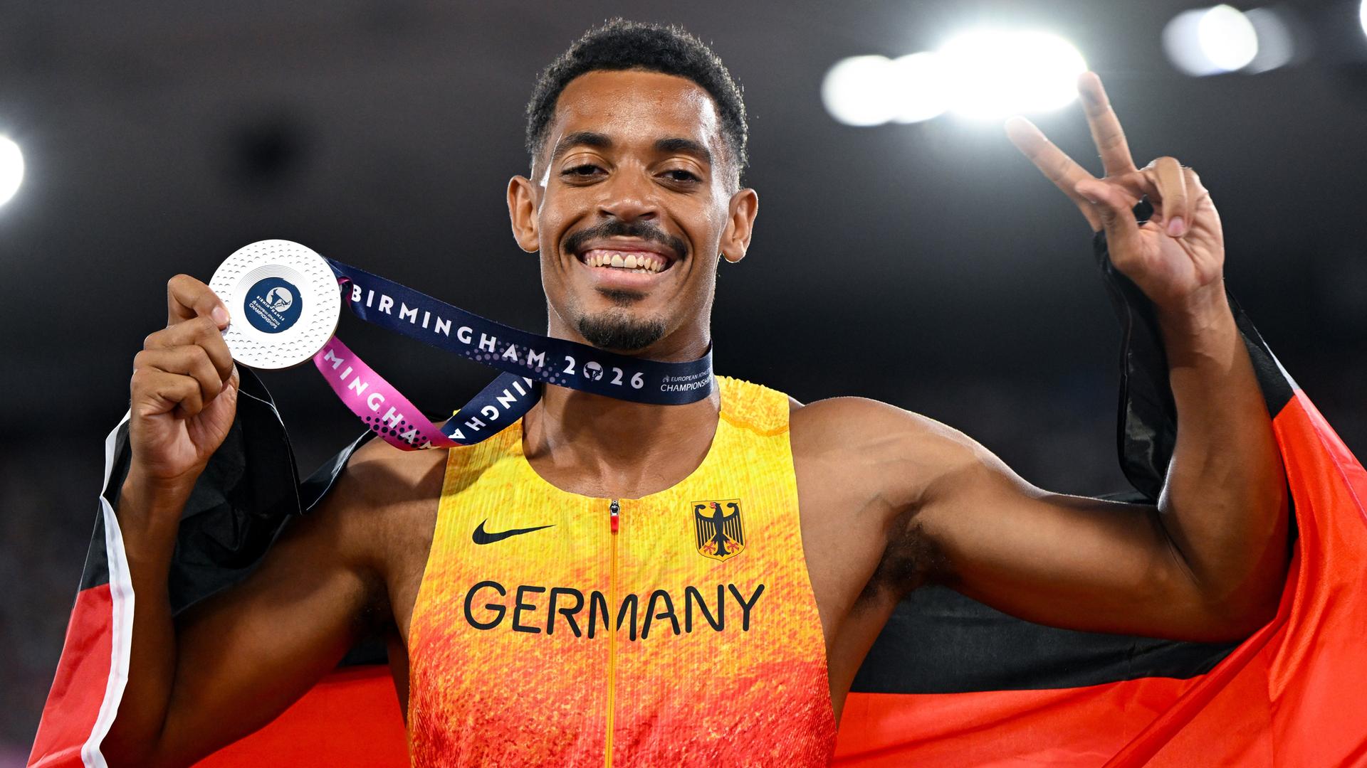 Emil Agyekum posiert mit seiner Silber-Medaille. Emil Agyekum posiert mit seiner Silber-Medaille.