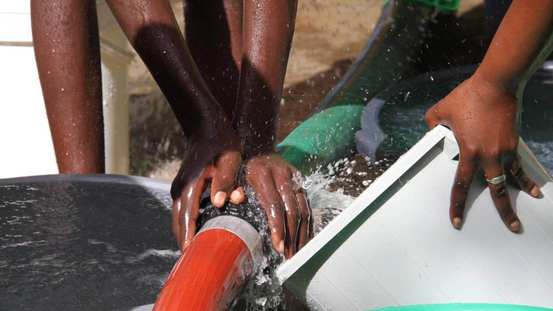 Trinkwasser wird in Eimer gefüllt (Dakar)