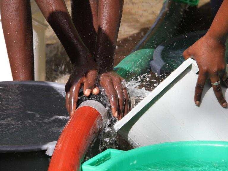 Trinkwasser wird in Eimer gefüllt (Dakar)