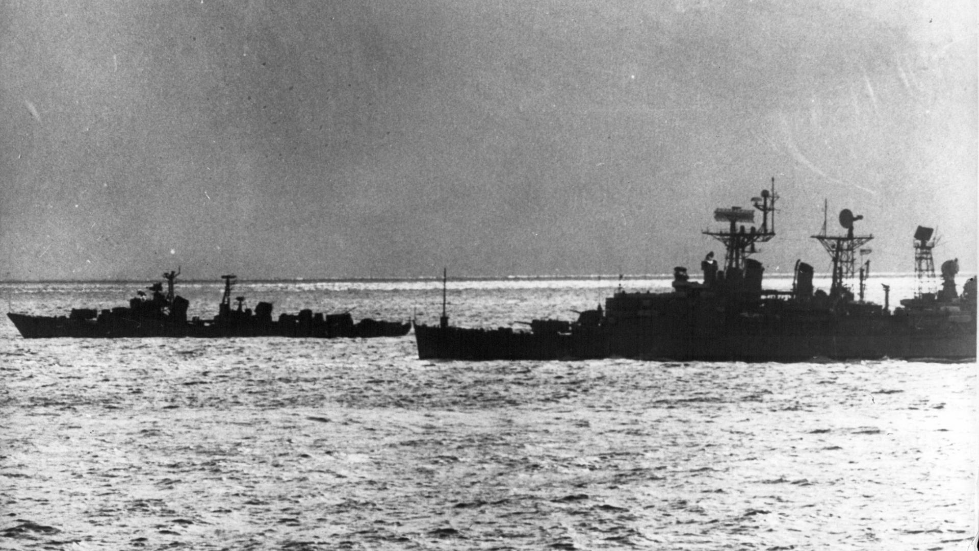 Das Foto zeigt einen sowjetischen Zerstörer der Koltin-Klasse links, der den US-Lenkwaffenkreuzer Springfield während der Silberturm -Operationen in der norwegischen See beschattet. Das Foto zeigt einen sowjetischen Zerstörer der Koltin-Klasse links, der den US-Lenkwaffenkreuzer Springfield während der Silberturm -Operationen in der norwegischen See beschattet.