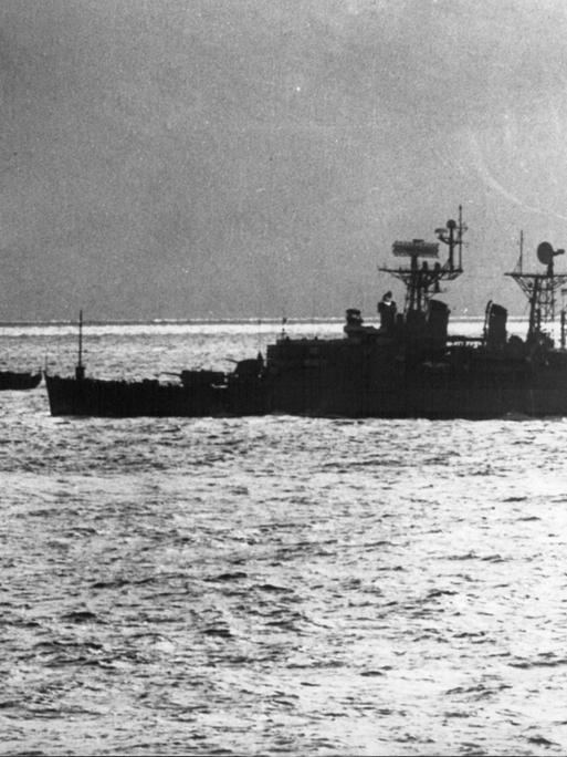 Das Foto zeigt einen sowjetischen Zerstörer der Koltin-Klasse links, der den US-Lenkwaffenkreuzer Springfield während der Silberturm -Operationen in der norwegischen See beschattet.