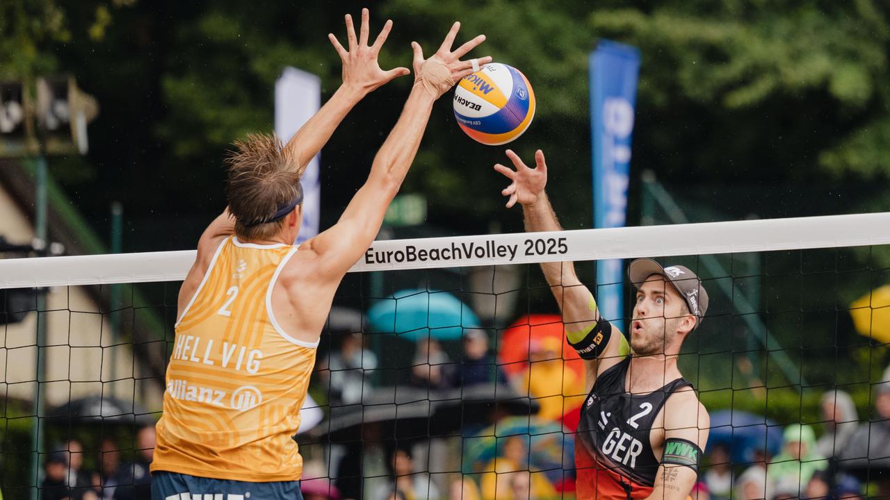 Jonatan Hellvig (l) versucht den Ball von Clemens Wickler zu blocken.