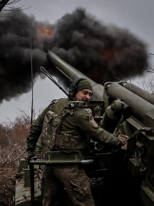 Ein ukrainischer Soldat feuert eine Kanone ab.