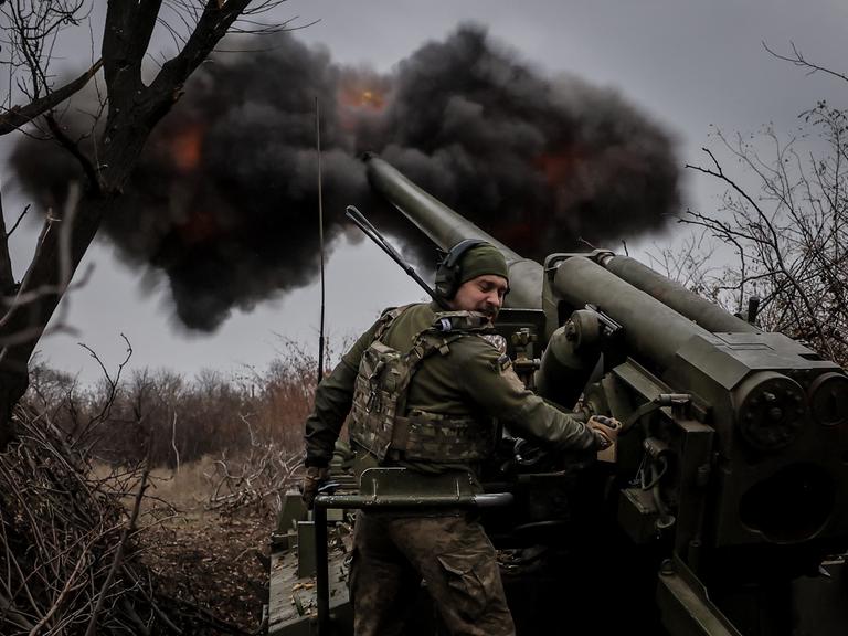 Ein ukrainischer Soldat feuert eine Kanone ab.