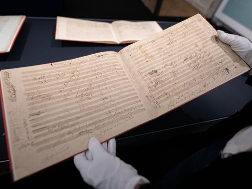 Originale Beethoven-Manuskriptseiten der 9. Symphonie am Montag, 29. April 2024, im Rahmen einer Präsentation im Wiener Theatermuseum