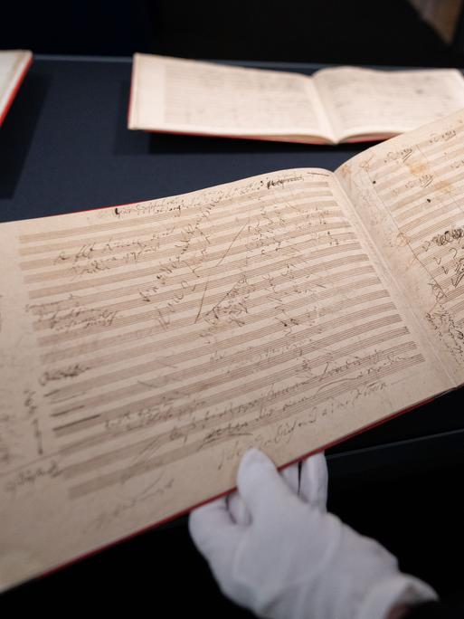 Originale Beethoven-Manuskriptseiten der 9. Symphonie am Montag, 29. April 2024, im Rahmen einer Präsentation im Wiener Theatermuseum Originale Beethoven-Manuskriptseiten der 9. Symphonie am Montag, 29. April 2024, im Rahmen einer Präsentation im Wiener Theatermuseum