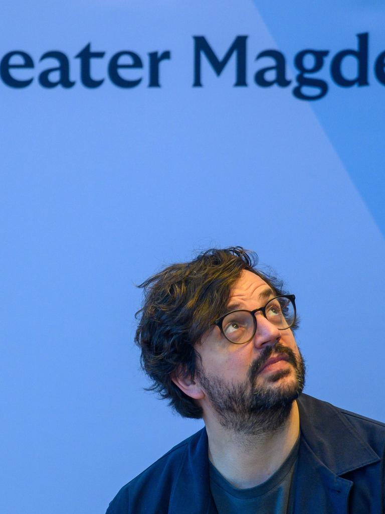 Julien Chavaz, der Generalintendant und Operndirektor am Theater Magdeburg sitzt auf dem Podium einer Pressekonferenz und dreht sich zu dem Schriftzug "Theater Magdeburg" um. Julien Chavaz, der Generalintendant und Operndirektor am Theater Magdeburg sitzt auf dem Podium einer Pressekonferenz und dreht sich zu dem Schriftzug "Theater Magdeburg" um.
