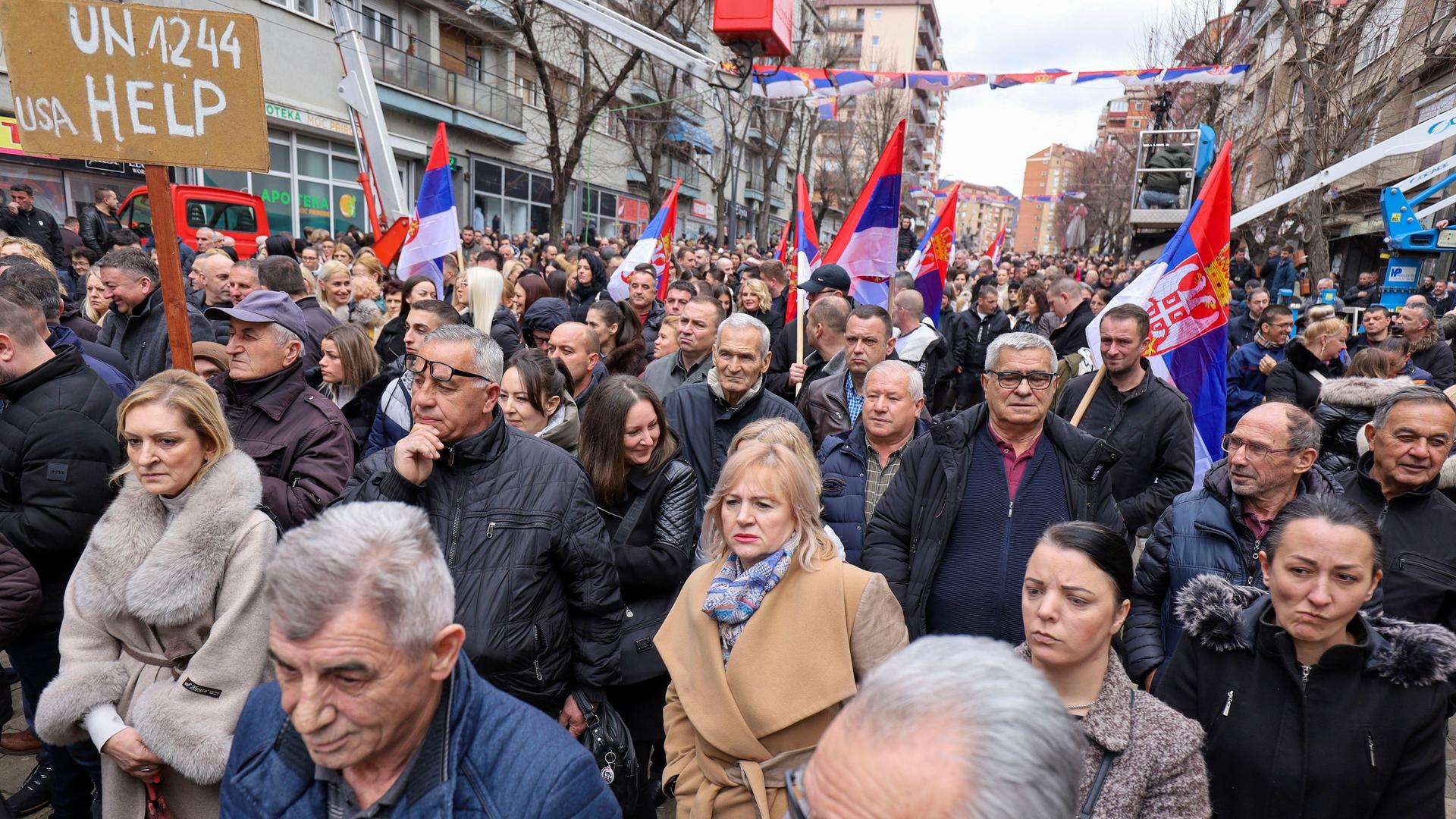 Kosovo: Viele Menschen der serbischen Minderheit protestieren mit auf der Straße.