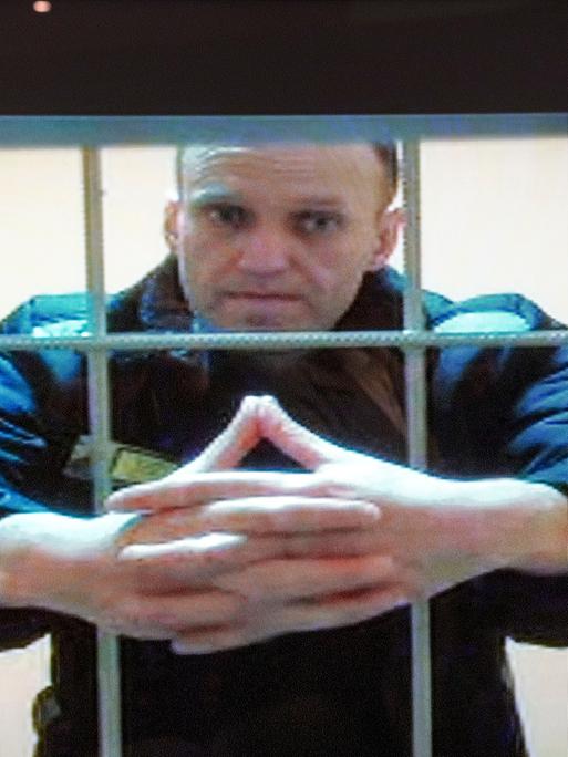 Russland, Moskau: Alexej Nawalny, russischer Oppositionspolitiker, wird in einem Gerichtssaal des Moskauer Stadtgerichts im Mai 2022 per Videoverbindung aus seiner Gefängniskolonie zu einer Anhörung über die Berufung gegen seine neunjährige Haftstrafe zugeschaltet und ist auf einem Bildschirm zu sehen. 