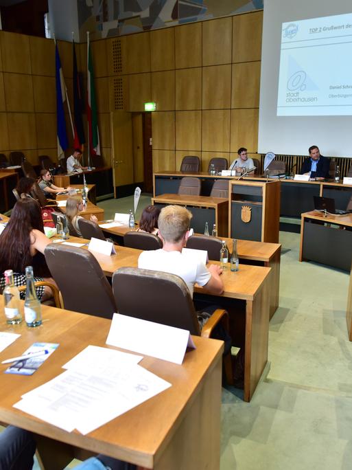 Jugendliche sitzen in einem Jugendparlament.