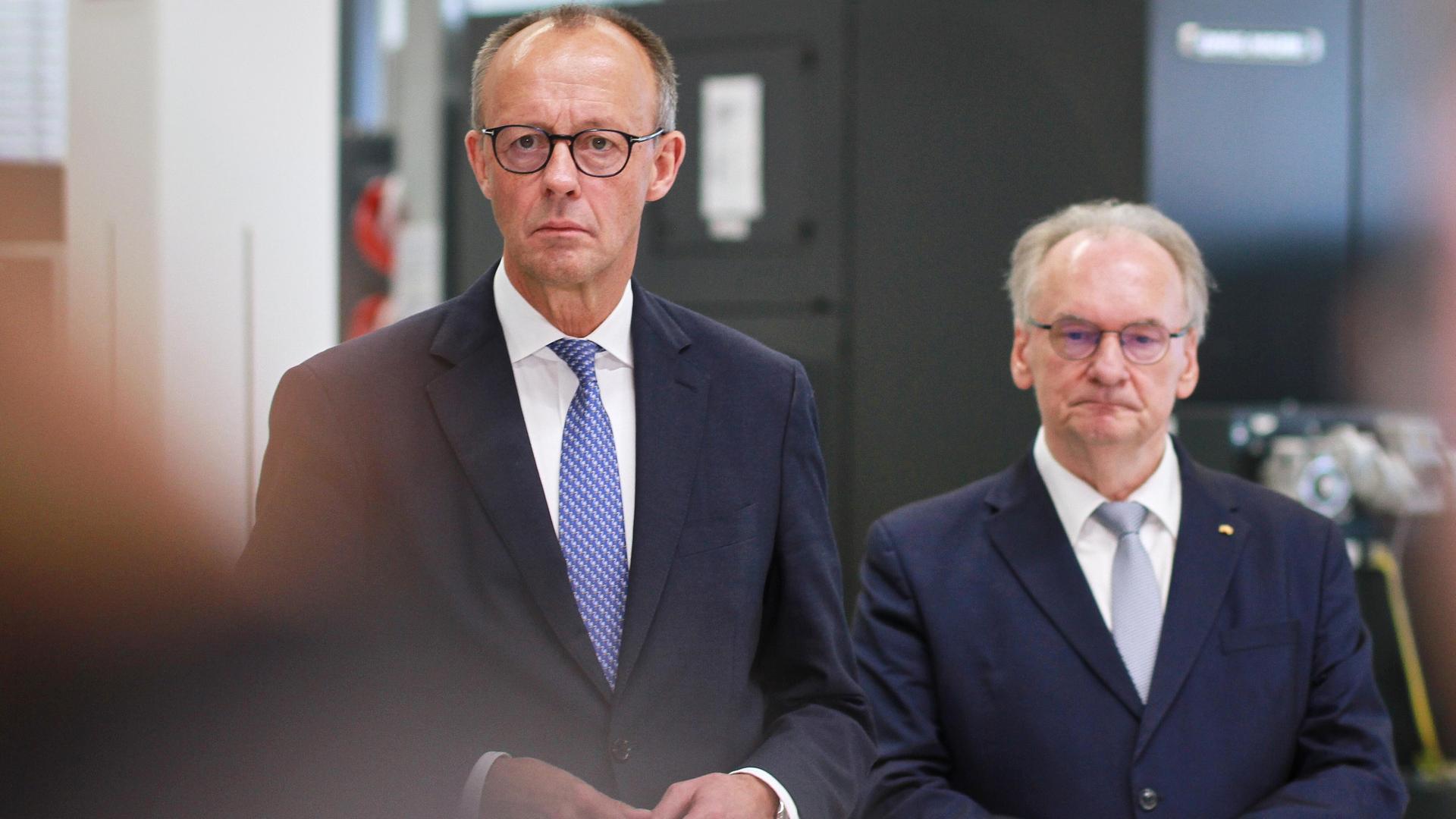 Antrittsbesuch des Kanzlers in Sachsen-Anhalt: Bundeskanzler Friedrich Merz (CDU) und Ministerpräsident Reiner Haseloff (CDU) geben in der Produktionshalle Statements.