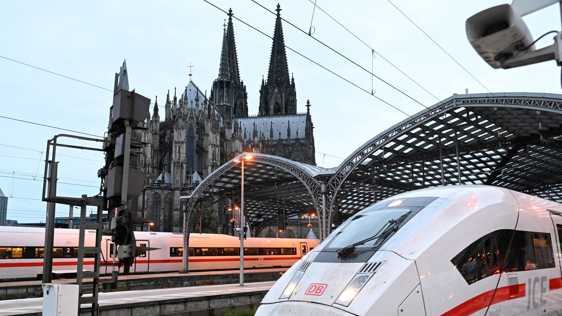 Ein ICE-Zug der Deutschen Bahn verlässt den Kölner Hauptbahnhof. Im Hintergrund ist der Dom. Ein ICE-Zug der Deutschen Bahn verlässt den Kölner Hauptbahnhof. Im Hintergrund ist der Dom.