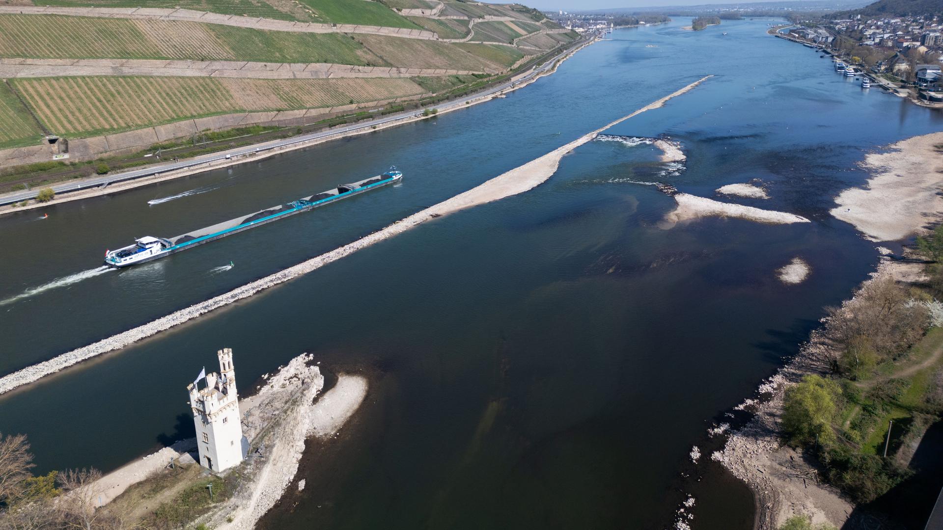 Ein Binnenschiff fährt auf dem Rhein bei Bingen am Mäuseturm vorbei (Luftaufnahme).