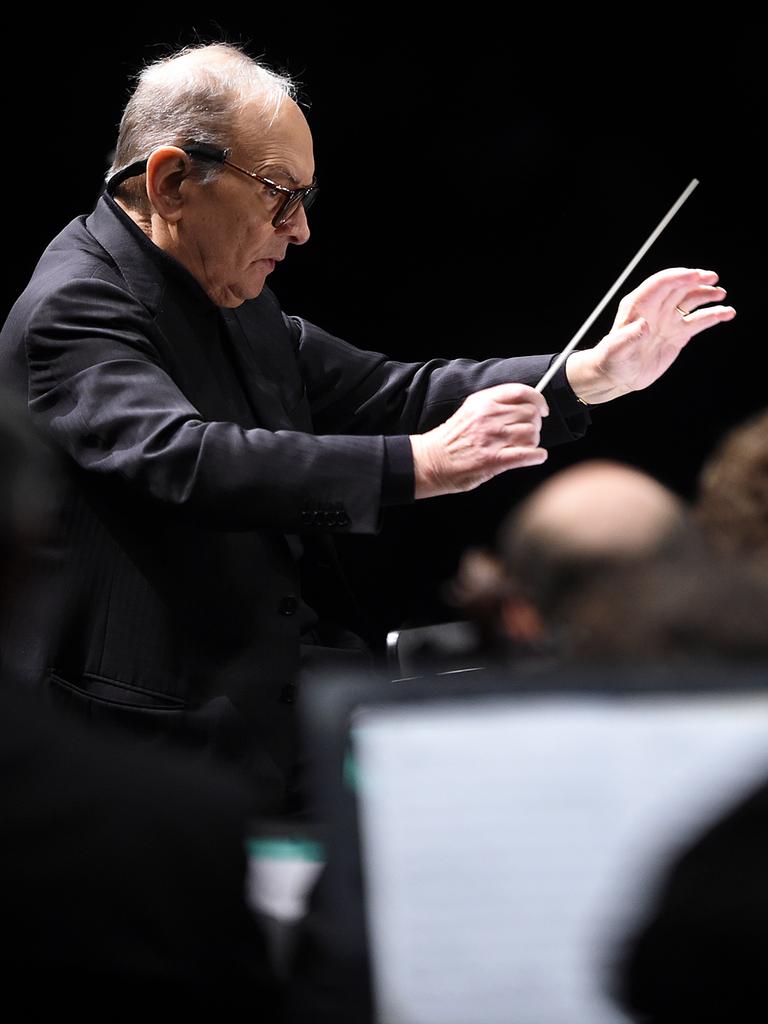 Der italienische Komponist Ennio Morricone dirigiert 2015 ein Konzert mit seinen bekanntesten Werken. 