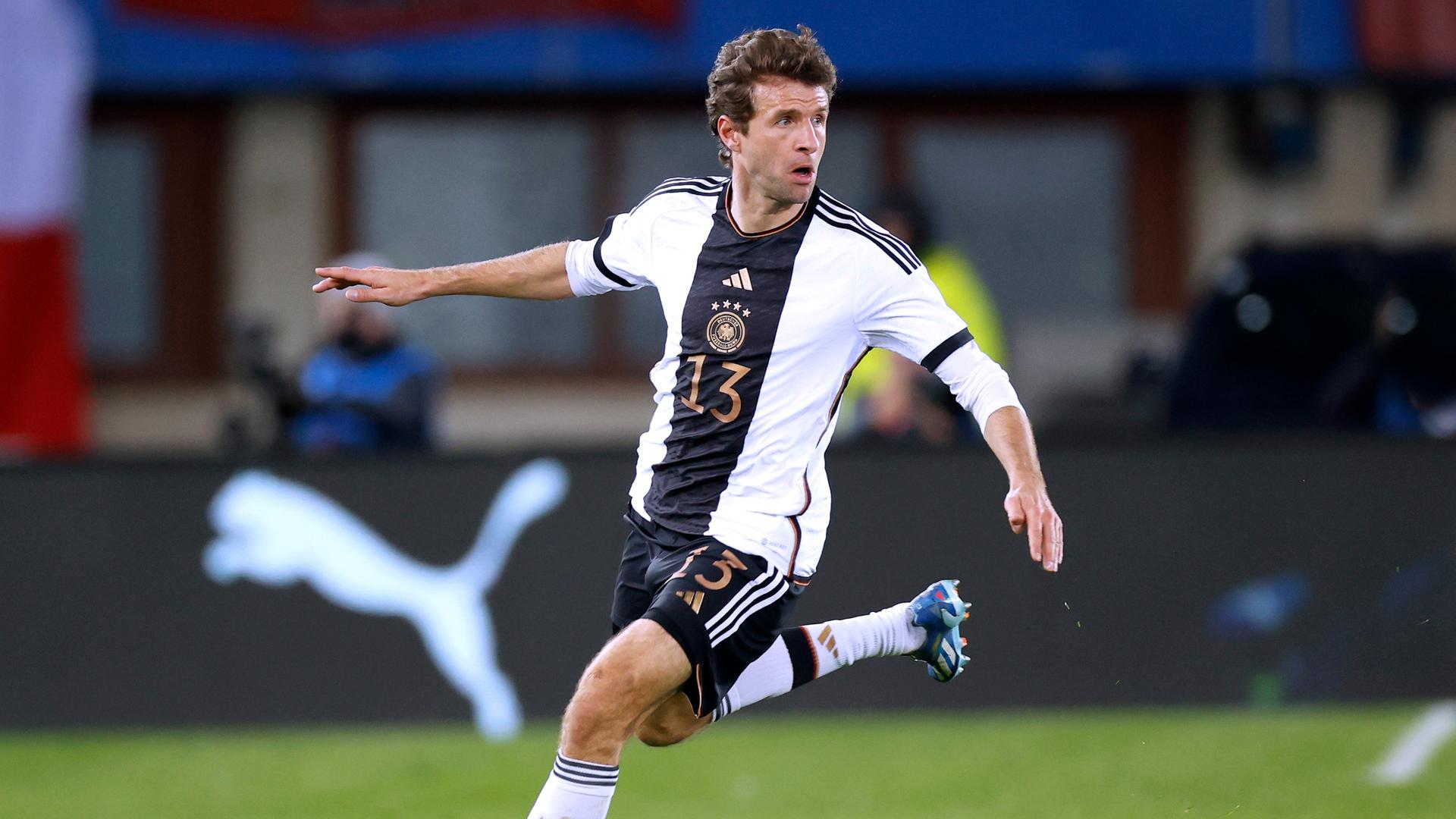 Thomas Müller im Nationaltrikot läuft dynamisch, zur Seite schauend, über das Spielfeld. Szene aus dem Spiel Österreich - Deutschland in Wien, Aufnahme vom 21.11.2023. Thomas Müller im Nationaltrikot läuft dynamisch, zur Seite schauend, über das Spielfeld. Szene aus dem Spiel Österreich - Deutschland in Wien, Aufnahme vom 21.11.2023.