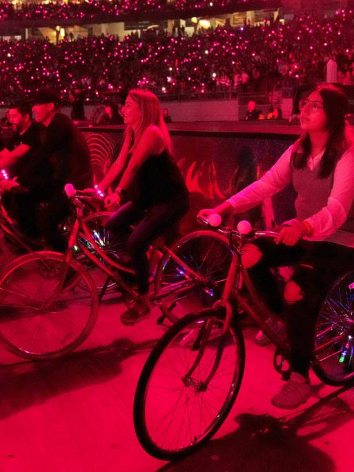 Bei Coldplays "Music of the Spheres"-Tour fahren Fans vor der Bühne auf stationären Fahrrädern und erzeugen damit Strom. 