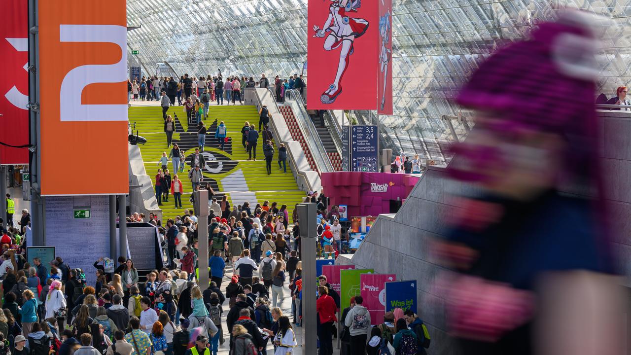 Das Gelände der Leipziger Buchmesse ist voll mit Besuchern.
