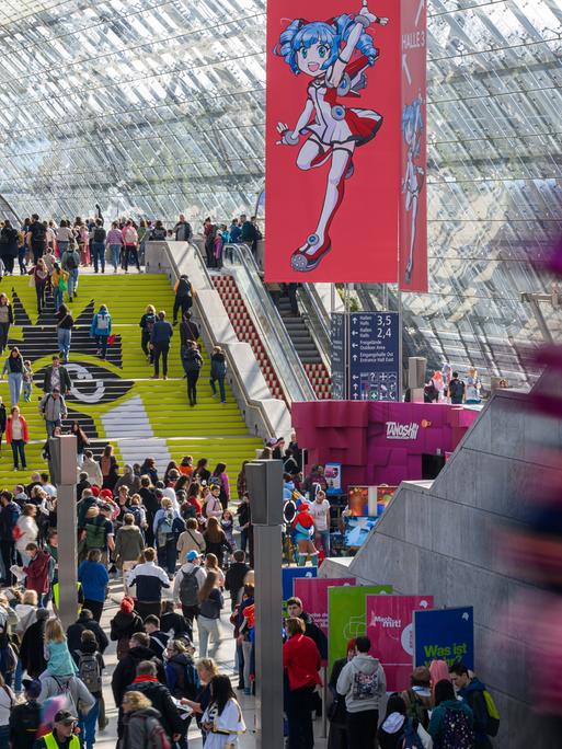 Das Gelände der Leipziger Buchmesse ist voll mit Besuchern.