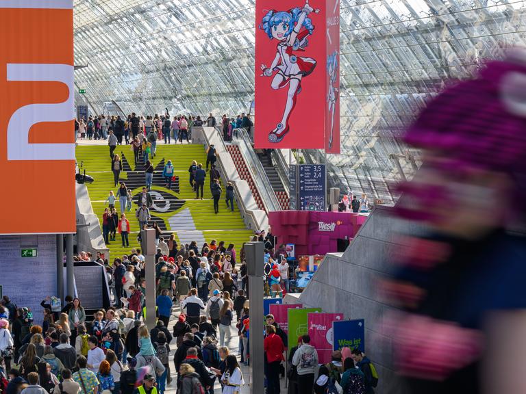 Das Gelände der Leipziger Buchmesse ist voll mit Besuchern.