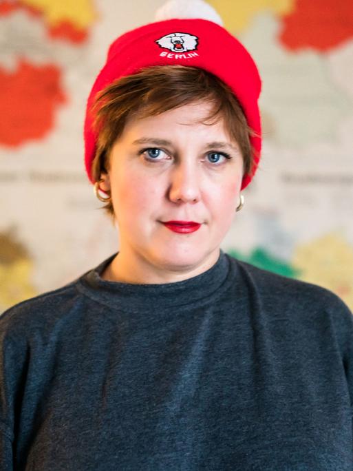 Portrait-Aufnahme der französischen Feministin, Journalistin und Autorin Johanna Luyssen