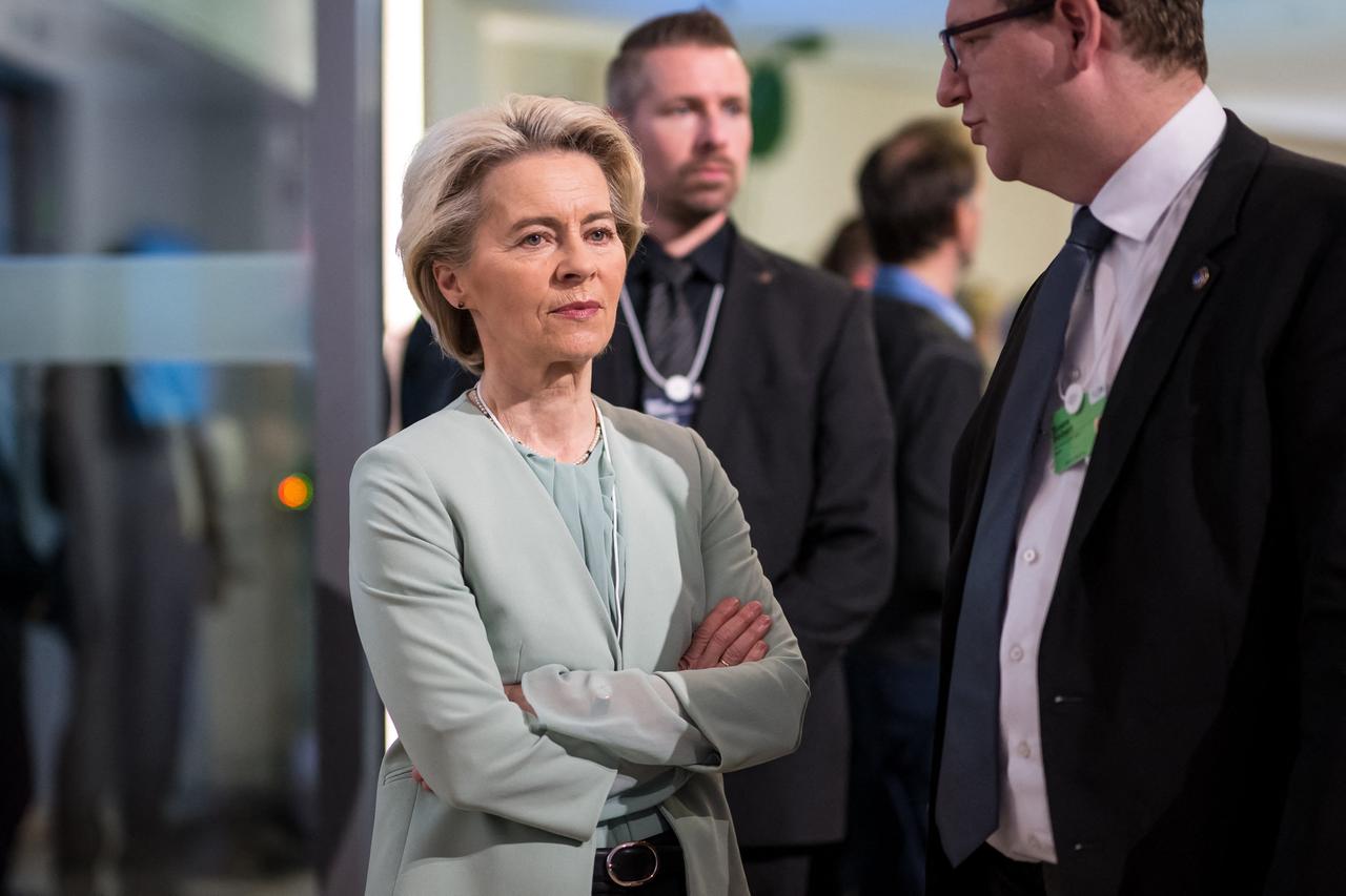 EU-Kommissionspräsidentin von der Leyen steht mit anderen Teilnehmern beim Weltwirtschaftsforum in Davos zusammen.