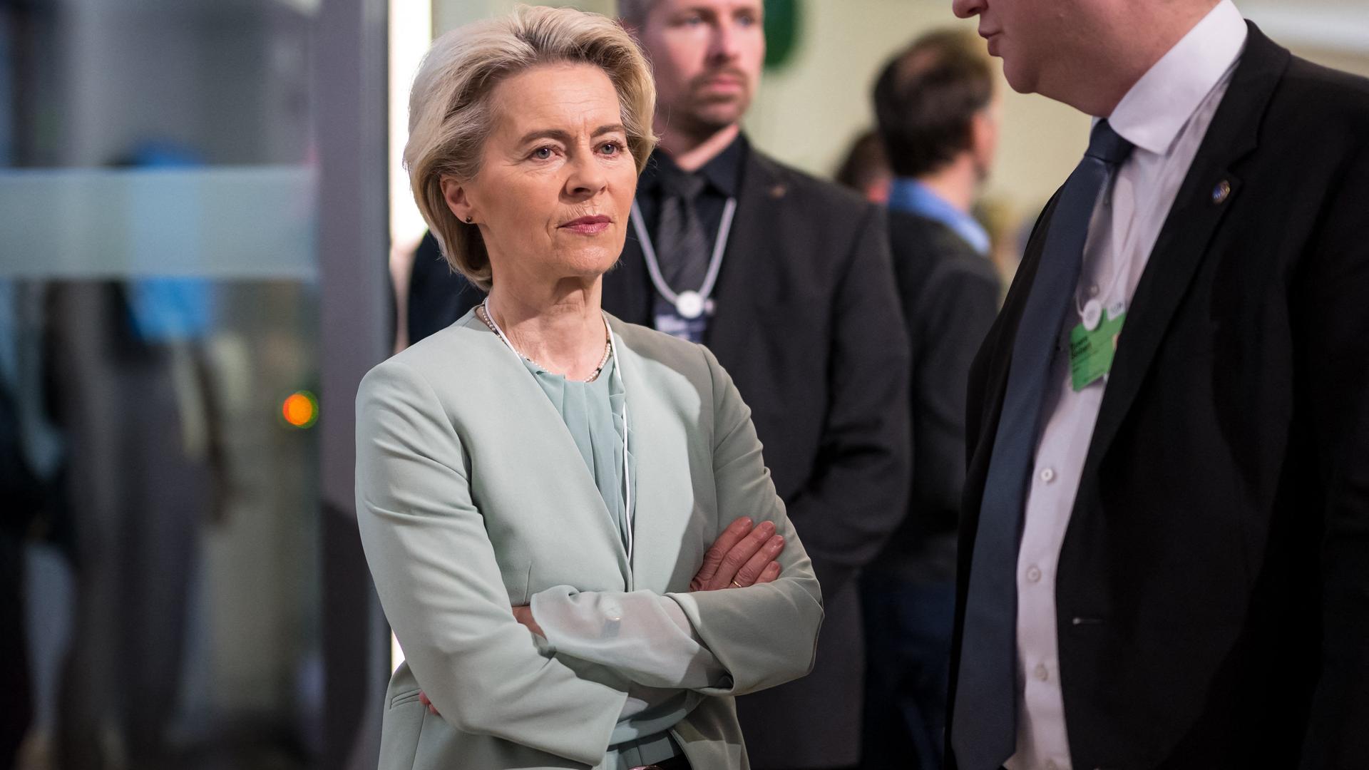 EU-Kommissionspräsidentin von der Leyen steht mit anderen Teilnehmern beim Weltwirtschaftsforum in Davos zusammen.