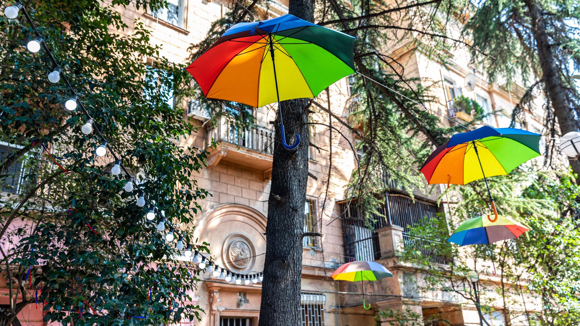 Regenbogenschirme in Tiflis