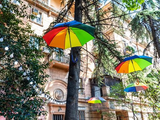 Regenbogenschirme in Tiflis