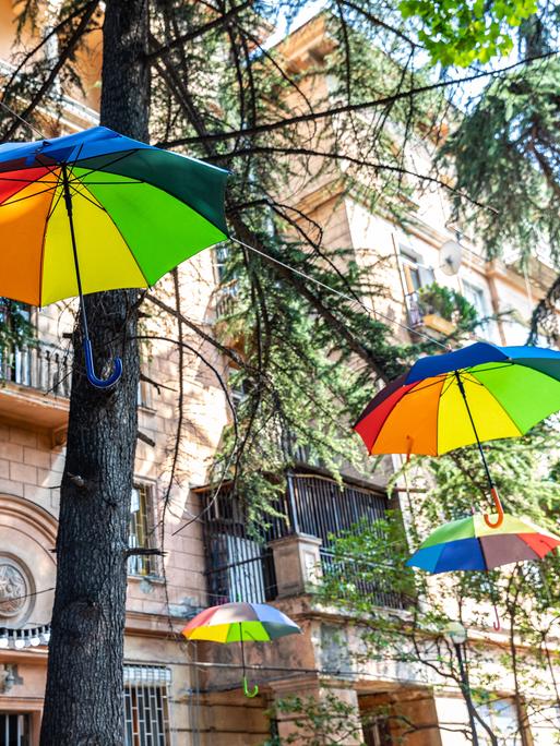 Regenbogenschirme in Tiflis