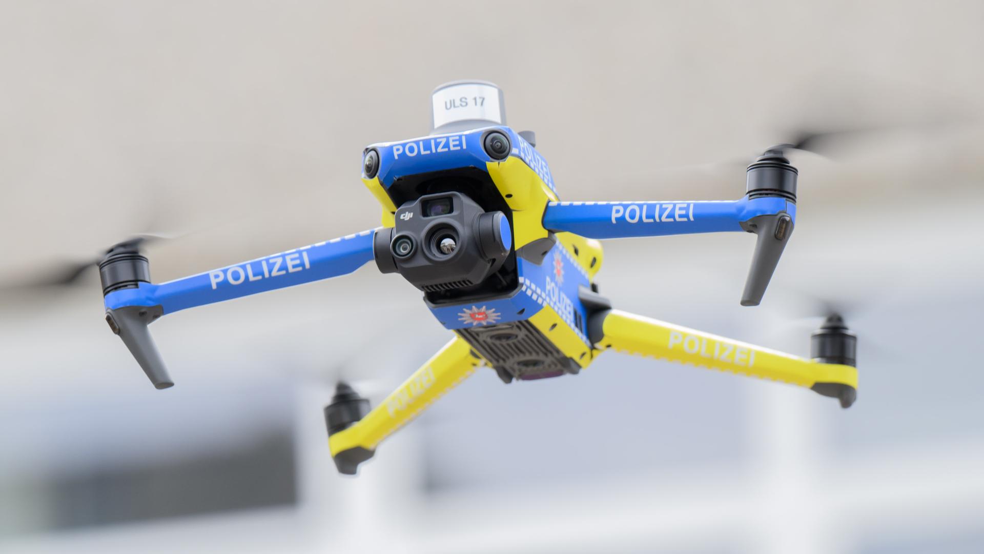 Eine Drohne der Polizei Niedersachsen fliegt in der Zentralen Polizeidirektion Niedersachsen.