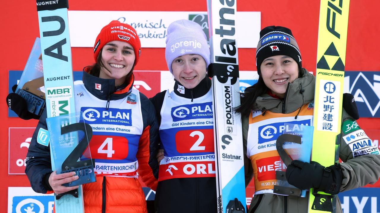 Ski nordisch/Skispringen, Weltcup, Two-Nights-Tour, Großschanze, Damen, 2. Durchgang. Selina Freitag (Zweite,l-r) aus Deutschland, Nika Prevc (Erste) aus Slowenien und Nozomi Maruyama (Dritte) aus Japan stehen bei der Siegerehrung.