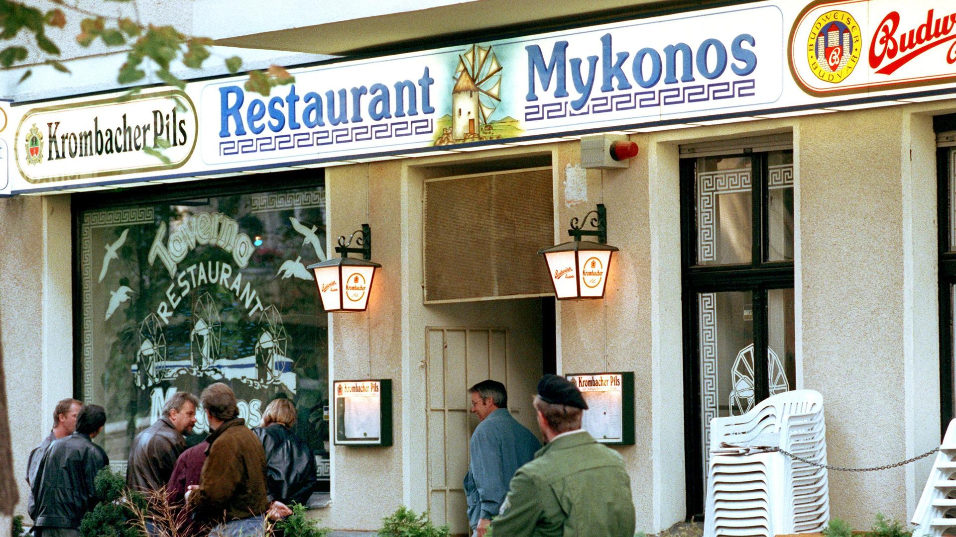 Polizeibeamte und Schaulustige vor dem griechischen Lokal "Mykonos" in Berlin-Wilmersdorf, am Tag nach dem Mordanschlag vom 17. September 1992