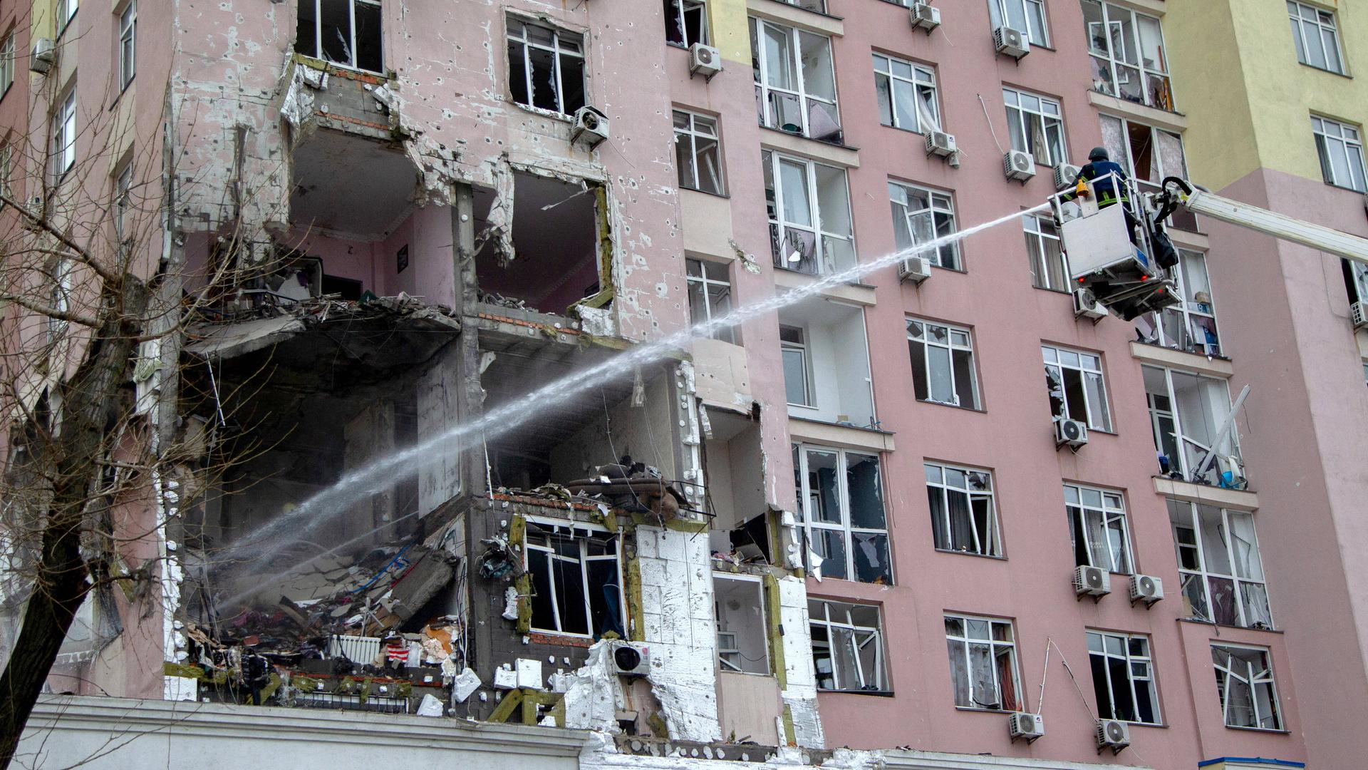 Ukraine - Viele Verletzte nach russischen Luftangriffen - tausende Haushalte ohne Strom und Heizung