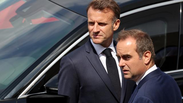 Frankreichs Staatspräsident Emmanuel Macron (L) und der zurückgetretene Premierminister Sebastien Lecornu 